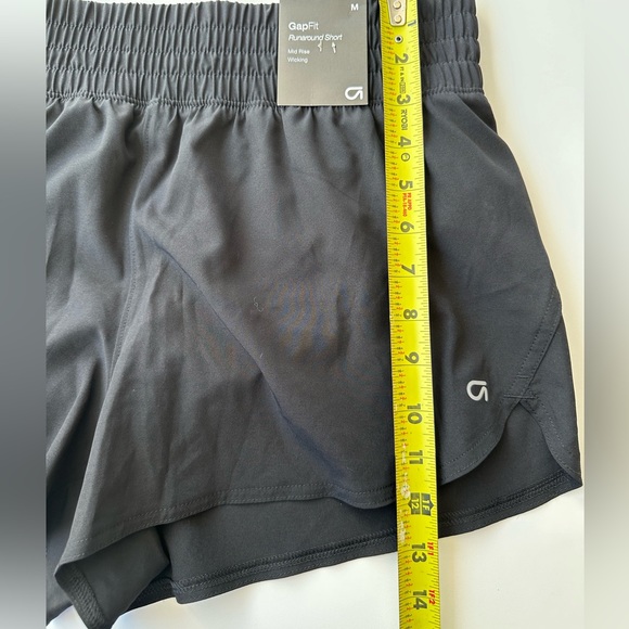 GAP Pants - NWT Women’s GapFit Runaround shorts, Mid rise, black size Medium